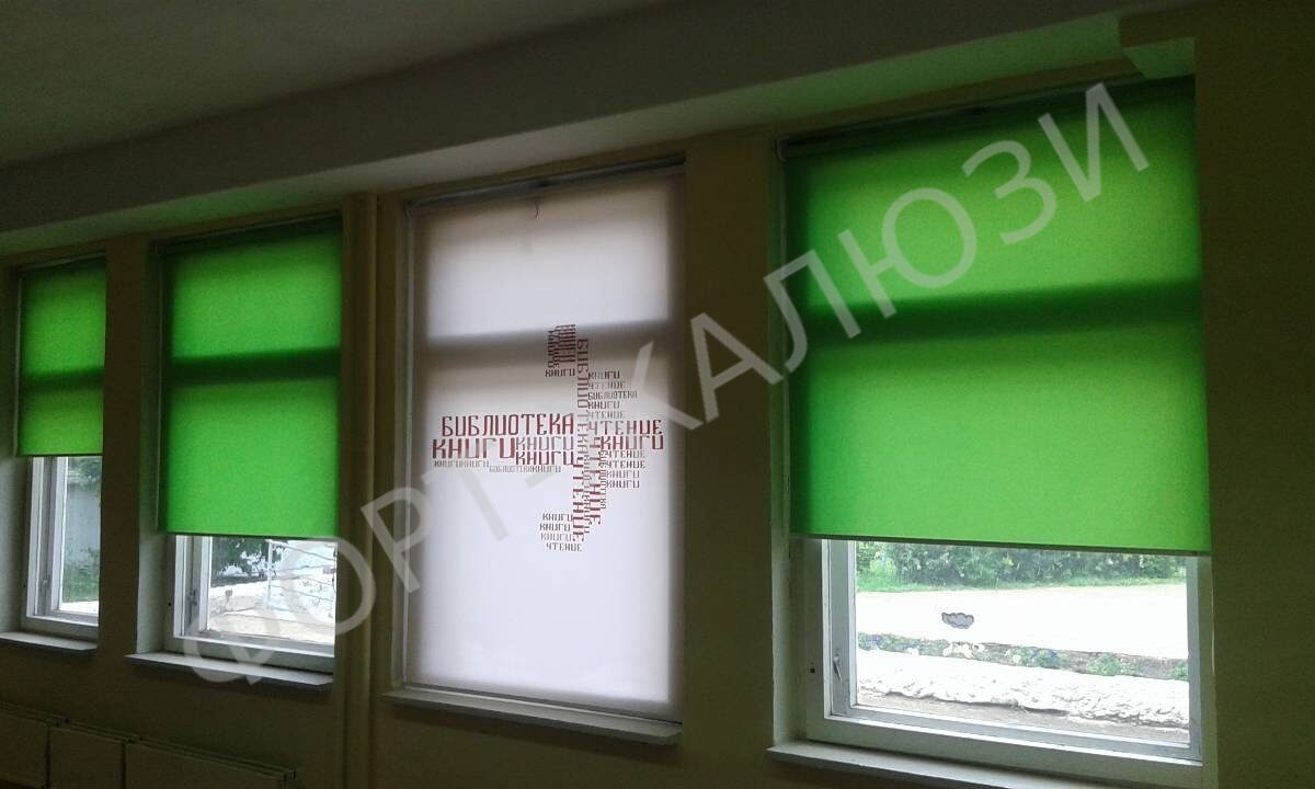 зеленые ролло и фотопечать буквами в виде указателя